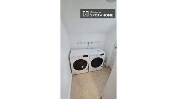 Bed for rent in a twin room in Portobello, Dublin - Photo 1