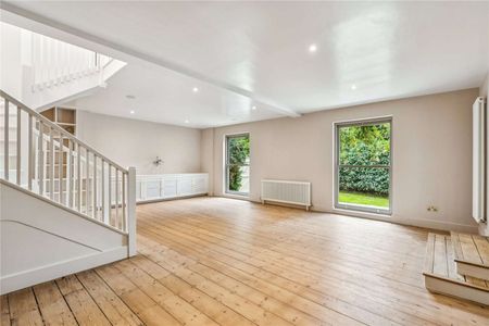 Beautifully renovated five bedroom school house conversion in Petersham - Photo 3