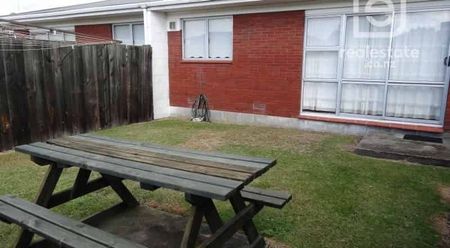 Cozy & Convenient Living in Fenton Park – Fully Fenced 2-Bedroom Home! - Photo 2