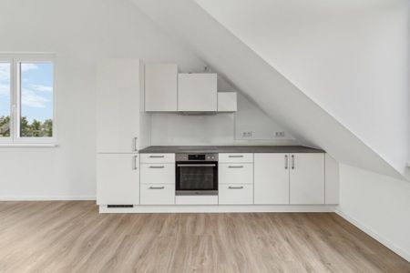 Moderne 3-Zimmer Dachgeschosswohnung mit Terrasse und EBK in ruhiger Lage - Photo 4