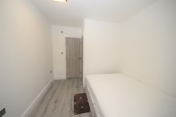 Holly Grove, Kingsbury, NW9 - Photo 1