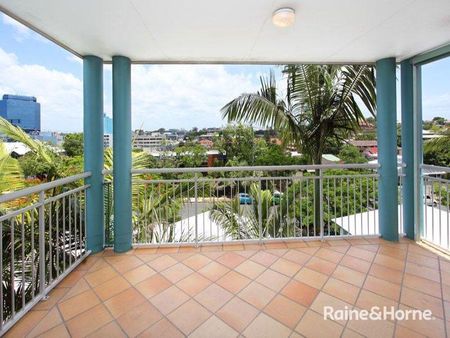 Modern, Safe and Secure 2 Bedroom, 2 Bathroom Top Floor Apartment in Central Toowong! - Photo 5