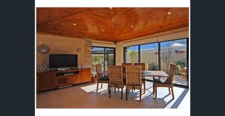 EXECUTIVE LIVING - Photo 4