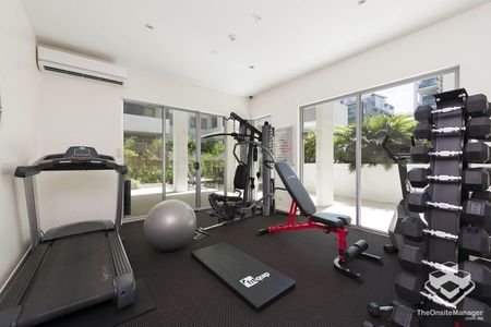 Available Now! 3 Bed 2 Bath 2 Parking - Lifestyle & Convenience at Its Best! - Photo 2