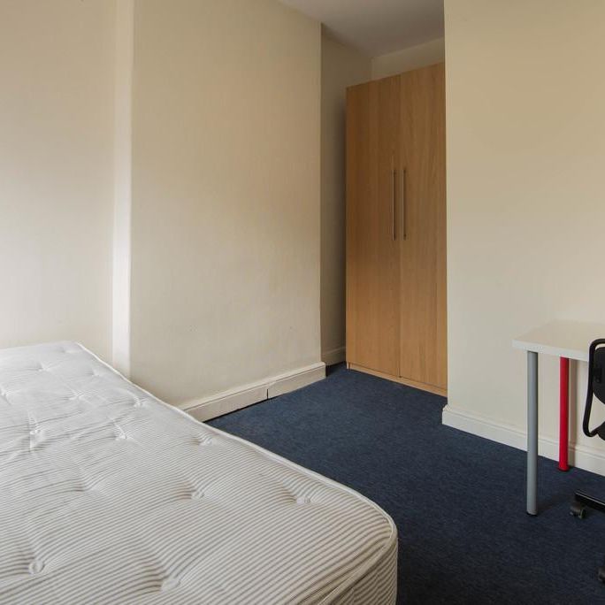 6 bedroom end of terrace house to rent - Photo 1