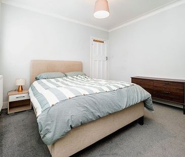 3 Bed Terraced House, Roman Road, E6 - Photo 4