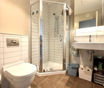 City Living - 2 Bedroom Apartment with secured covered car park - Photo 5