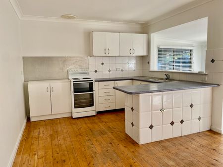 3 BEDROOM FAMILY HOME 850m TO THE BEACH - Photo 5