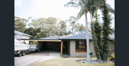 Poolside Lifestyle - Photo 3