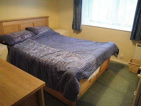 Bedroom Property In Godalming, GU7 - Photo 2