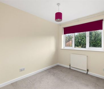 4 bedroom end of terrace house to rent - Photo 2