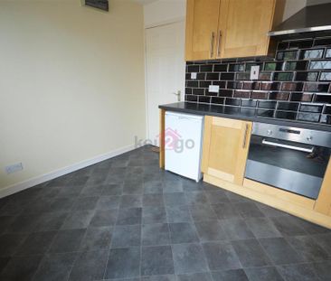 2 bedroom end of terrace house to rent - Photo 5