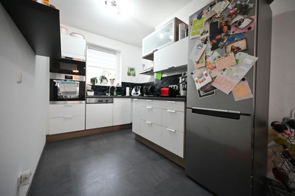 Attraktive 3-Zimmer-Wohnung: große westseitige Loggia mit Blick ins Grüne - Photo 1