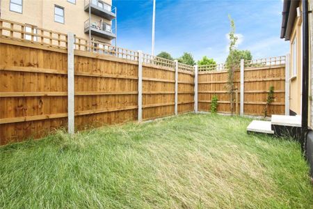 4 bedroom semi-detached house to rent - Photo 5