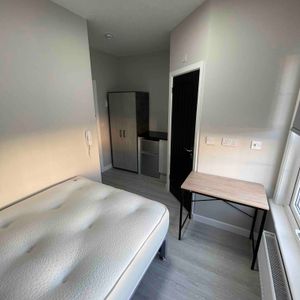 Modern, Bright Rooms with Private En-Suites - Photo 2