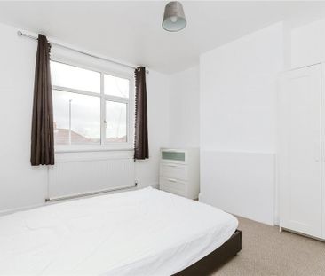 4 bedroom semi-detached house to rent - Photo 6