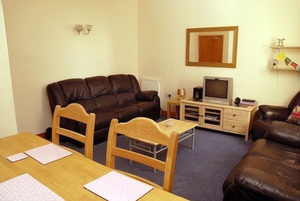 5 Bed End Terrace, Hathersage Road, M13 - Photo 1