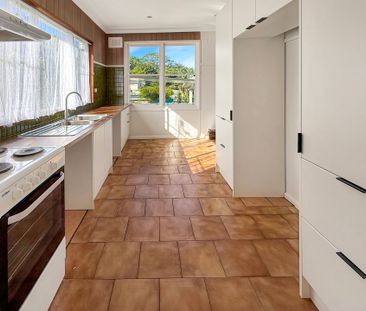 STUNNING LAKEVIEW LIVING - 3 BEDROOM HOME IN PRIME LOCATION - Photo 6