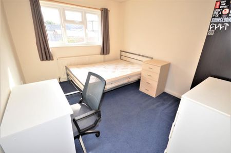 6 bedroom detached house to rent - Photo 4