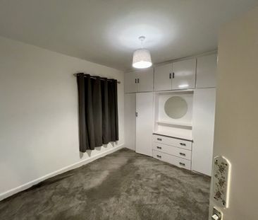 Well Presented 2-Bed Home Close to Local Amenities & Transport Link... - Photo 2