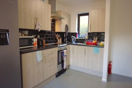 Student En-Suite Room - Available Now - Photo 4