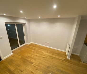 1 bedroom mews to rent - Photo 5