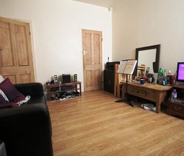 2 Bed - Well Presented 2 Bedroom Property With An Additional Room - Photo 2
