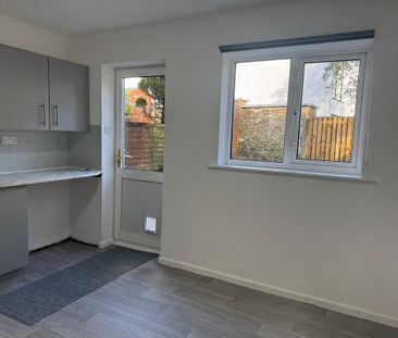 2 bedroom semi-detached house to rent - Photo 5