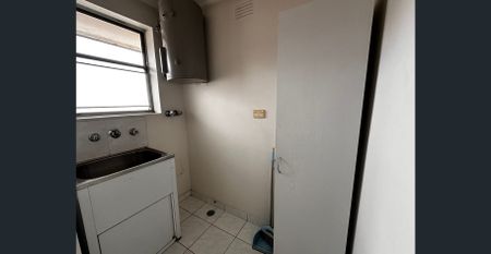 Spacious living room roomy kitchen with parking - Photo 5