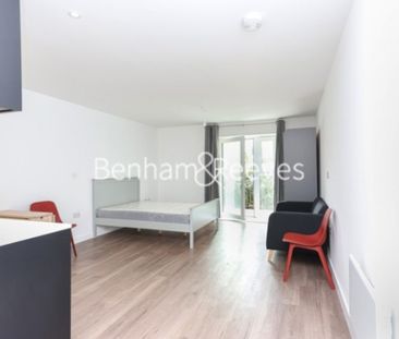 Studio flat to rent in Beaufort Square, Colindale, NW9 - Photo 1