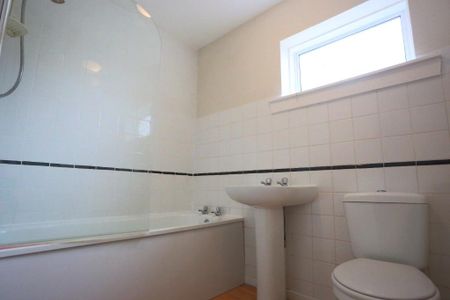 2 bedroom semi-detached house to rent - Photo 5