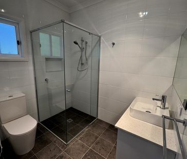 Sunny Contemporary Cottage with North Facing Living. - Photo 1