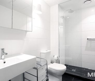 Modern comfort meets city convenience - fully furnished - Photo 4