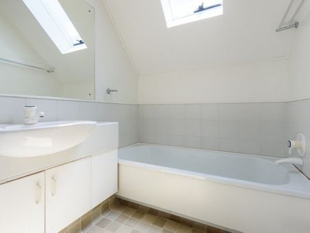 Thorndon townhouse with spacious garage! - Photo 3