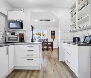 SUPER SIZED 3 BEDROOM FAMILY HOME - PAPAKURA - Photo 1