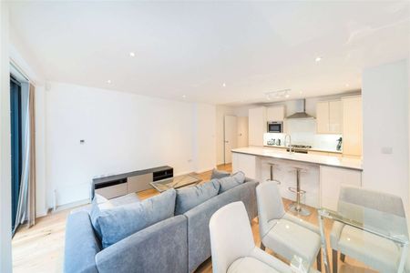 Beautifully refurbished and spacious one-bedroom apartment with large private patio garden and additional small spare room/study. - Photo 2