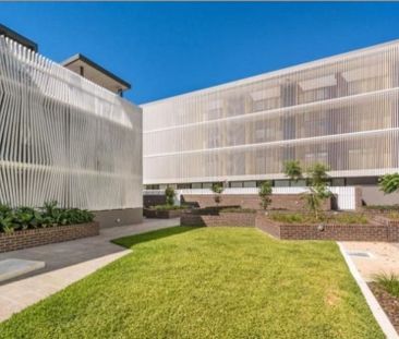 Stylish One-Bedroom Apartment with a Leafy Outlook&excl; - Photo 1