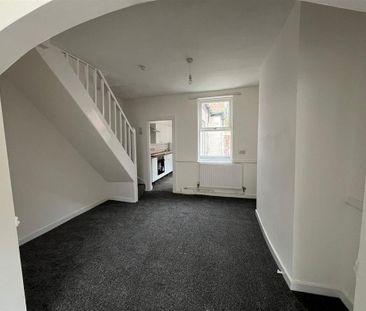 2 bedroom end of terrace house to rent - Photo 2