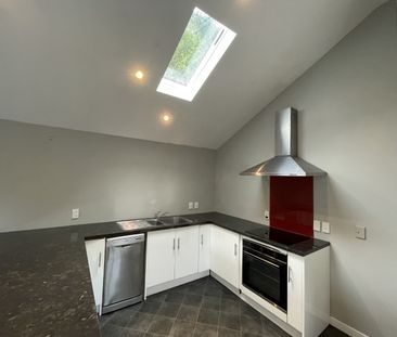 Sunny 3-Bedroom Townhouse in Sought-After Wadestown - Photo 6