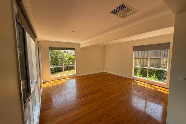 8 Frances Crescent, Cranbourne North VIC - Photo 1