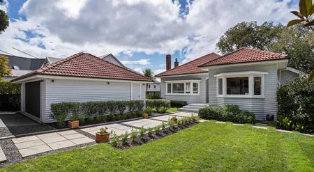 Expansive Family Home with Pool - Photo 3