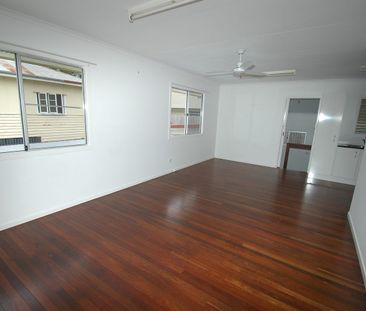 SHORT WALK TO HINKLER PLACE, PUBLIC TRANSPORT & BUNDABERG CBD - Photo 1