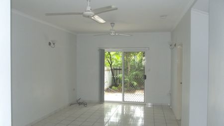 Great ground level unit with courtyard! - Photo 4