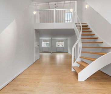 Lejlighed i to plan øverst i ejendommen med privat tagterrasse - Foto 4