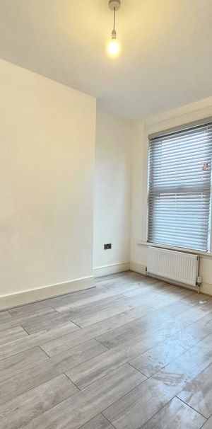 4 bedroom flat to rent - Photo 1