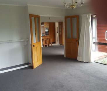 Lovely private 3 bdrm, Dbl Garage Home, L/Hutt - Photo 4