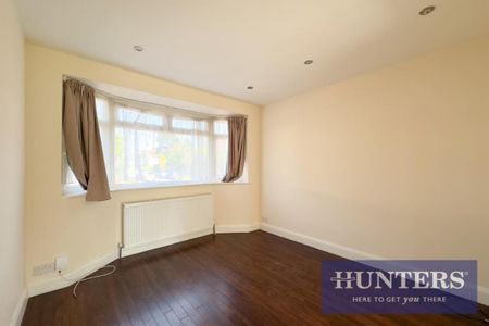 Pembury Avenue, Worcester Park, KT4 8BU - Photo 2