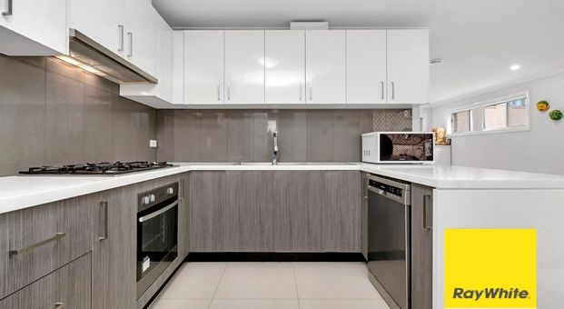 STUNNING TOWN HOUSE WALK TO STATION & SHOPS - Photo 1