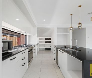 Stunning Large Family Home! - Photo 1