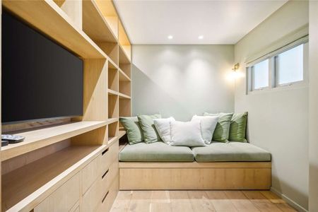 PET FRIENDLY. Nestled on a serene, cobblestone mews, this beautifully refurbished three-bedroom house has been meticulously updated to the highest standards throughout. - Photo 2